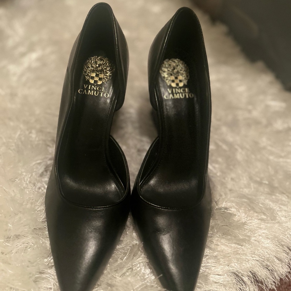 Elegant Black Stiletto Heels with Sleek Design